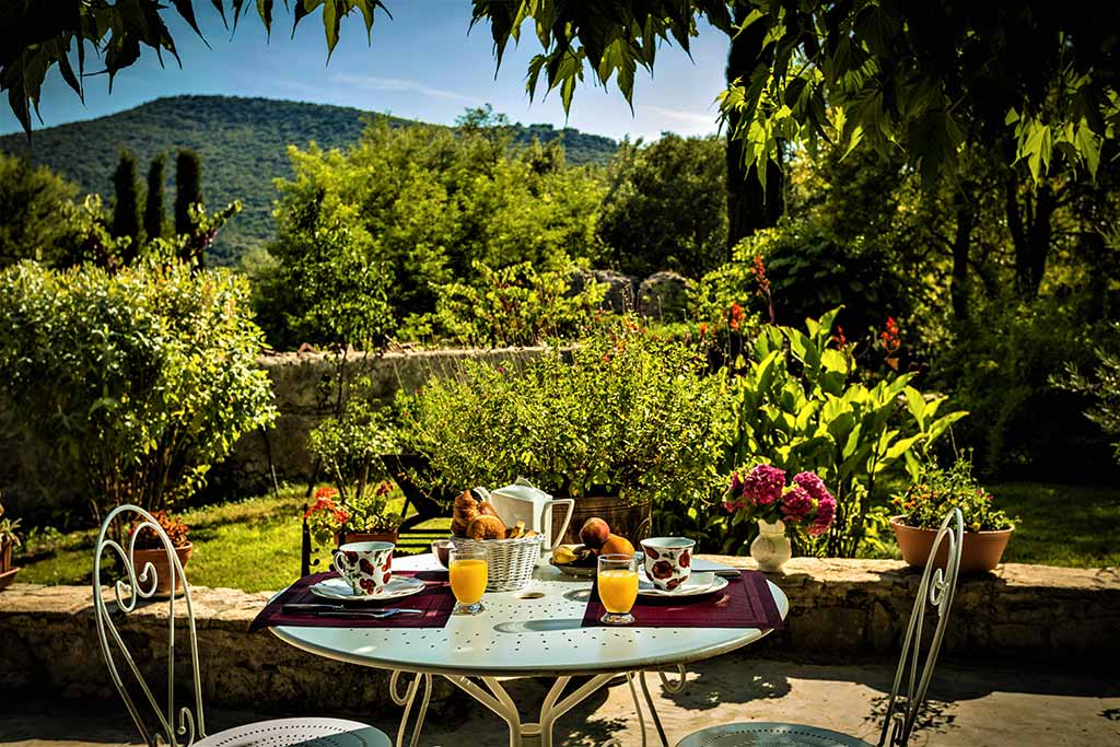 table petit déjeuner jardin chambre d'hôtes Sauve Gard
